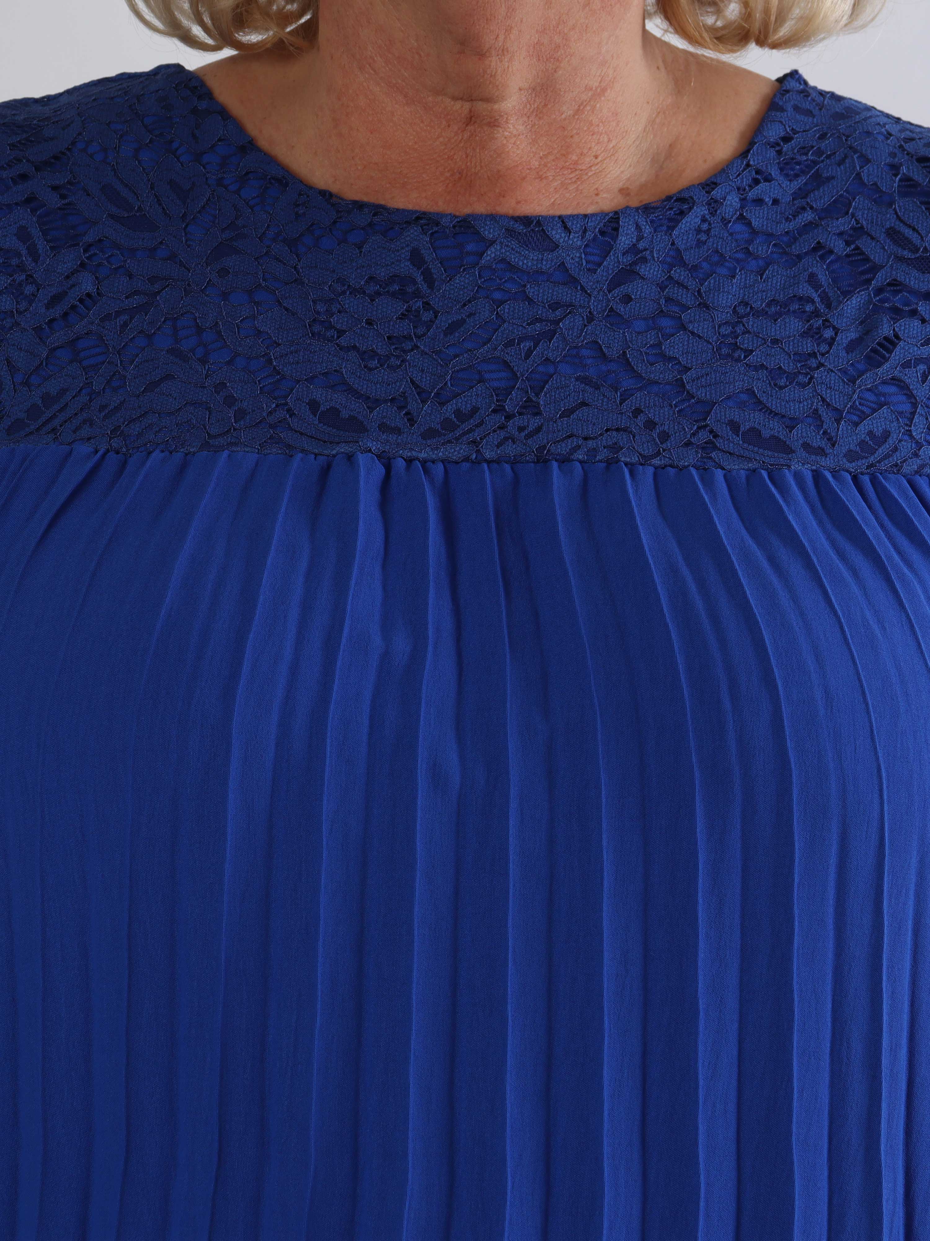 Nancy Lace Short - Plisseret plus size kjole med blonde og lommer